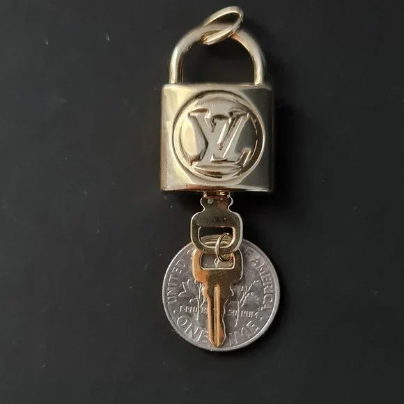 18k gold pendant with unique design - Picture 13 of 16